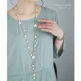 ホワイト | 艶めくパールと白い花咲くラリアットネックレス レディース ファッション | Sawa a la mode