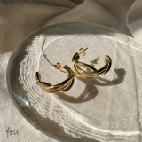 ゴールド | サージカルステンレスツイストフープピアス アレルギー対応素材 長時間着用OK | feu