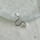 シルバー | サージカルステンレス イヤーカフ 樹脂パール | feu