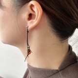 ブラックコード フックピアス 揺れる | feu | 詳細画像3 