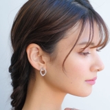 緩やかにひねりのあるモチーフでこなれ感を演出。変形サークルピアス | aquagarage | 詳細画像2