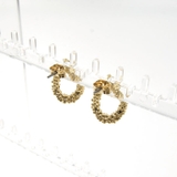 緩やかにひねりのあるモチーフでこなれ感を演出。変形サークルピアス | aquagarage | 詳細画像5