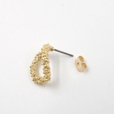 緩やかにひねりのあるモチーフでこなれ感を演出。変形サークルピアス | aquagarage | 詳細画像8