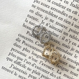 緩やかにひねりのあるモチーフでこなれ感を演出。変形サークルピアス | aquagarage | 詳細画像9