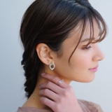 緩やかにひねりのあるモチーフでこなれ感を演出。変形サークルピアス | aquagarage | 詳細画像10