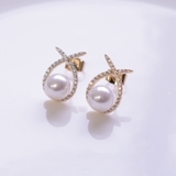 耳元に上品な輝きを添えてくれるノットモチーフパールピアス | aquagarage | 詳細画像2