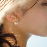 耳元に上品な輝きを添えてくれるノットモチーフパールピアス | aquagarage | 詳細画像9