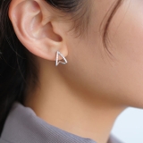 シルバー | 耳元を美しく演出してくれる逆V字ビジューピアス | aquagarage