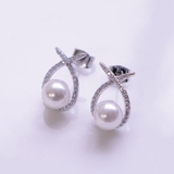 シルバー | 耳元に上品な輝きを添えてくれるノットモチーフパールピアス | aquagarage