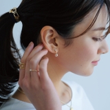 耳元に上品な輝きを添えてくれるビジューバーパールピアス | aquagarage | 詳細画像10