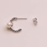 耳元に上品な華やかさを添えるパール2連風フープピアス | aquagarage | 詳細画像11