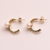 耳元に上品な華やかさを添えるパール2連風フープピアス | aquagarage | 詳細画像6