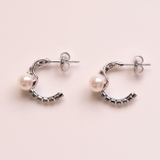 耳元に上品な華やかさを添えるパール2連風フープピアス | aquagarage | 詳細画像7