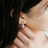 シルバー | 耳元に上品な華やかさを添える!クロスデザインパールピアス | aquagarage