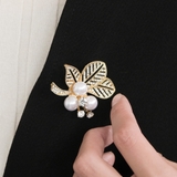 ゴールド | リーフモチーフのブローチにパールをあしらったブローチ | aquagarage