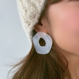 ホワイト | マーブルプレートピアス emouv by | BUYSENSE