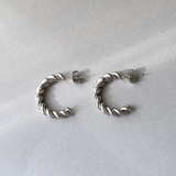 シルバー | C型ツイストフープステンレスピアス シルバーゴールドサージカルステンレス | FACION