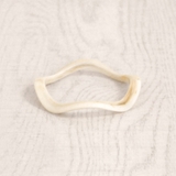 マーブルホワイト | アクリルウェーブバングルブレスレット 透明クリア変形インスタプチプラ ブレス | FACION