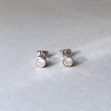 シルバー | CZステンレス透かし枠スタッドピアス | FACION