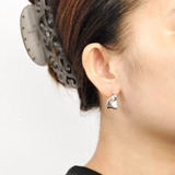 エンボスメタルワイドフープピアス 変形シルバーゴールドプチプラ | FACION | 詳細画像4