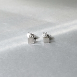 シルバー | プチスクエアステンレスピアス サージカルステンレス 四角型 レディース 女性 | FACION