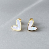 ホワイト | シェル風ハートステンレスピアス アレルギー対応 つけっぱなし | FACION