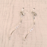 シルバー | ウェーブラインバー樹脂イヤリング ノンホールピアス シンプル | FACION