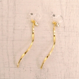 ゴールド | ウェーブラインバー樹脂イヤリング ノンホールピアス シンプル | FACION