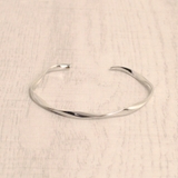 シルバー | スリムウェーブメタルバングルブレスレット 曲線 歪み | FACION