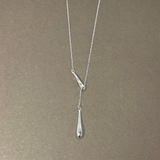 シルバー | ニュアンスドロップY字ロングネックレス 雫型 涙型 変形 レディース | FACION