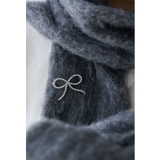 シルバー | niana ニアナ ラインストーンリボンブローチ | Fashion Letter