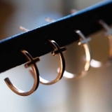 ハーフサークル クロス ステンレスピアス （1ペア） | ピアス専門店HOMESLICEPRODUCTIONS | 詳細画像9 