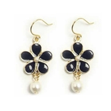 ネイビー | ピアス サージカルステンレス フラワー＆パール 1ペア レディース 両耳用 | ピアス専門店HOMESLICEPRODUCTIONS