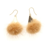 ベージュ | ピアス サージカルステンレス トライアングルプレート＆ファーチャーム | ピアス専門店HOMESLICEPRODUCTIONS