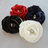 パール＆ビジューストーン付き サテンローズモチーフサイドフラワー コサージュ | Jewel vox | 詳細画像2 