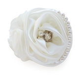アイボリー | パール＆ビジューストーン付き サテンローズモチーフサイドフラワー コサージュ | Jewel vox