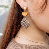 ブラウン系 | ツィードチェック×ウッドモチーフピアス | LAYLA