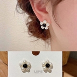 【S925ポスト】モノトーンパールフラワーピアス | LUPIS | 詳細画像2 