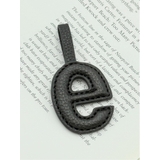 ビーガンレザー イニシャルチャーム 【e】小文字タイプ | TAKA-Q WOMEN | 詳細画像1