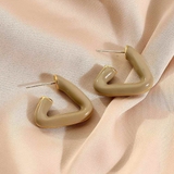 ベージュ | トライアングルの形が目を引く大人めピアス シンプル 上品 | maison de LATIR