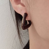 ブラウン | トライアングルの形が目を引く大人めピアス シンプル 上品 | maison de LATIR