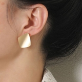 ゴールド | ひし形が特徴のイヤリング 上品 女性らしい | maison de LATIR