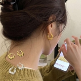 ねじりデザインが繊細な輝きをはなつフープピアス 両耳 上品 | maison de LATIR | 詳細画像1