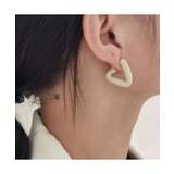 トライアングルの形が目を引く大人めピアス シンプル 上品 | maison de LATIR | 詳細画像5 