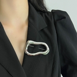 シルバー | 普段のおしゃれに特別感を添えるブローチ メタルフレーム フレームモチーフ | maison de LATIR