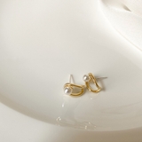 上品さと華やかさを兼ね備えたパール付きデザインピアス ゴールド フェイクパール | maison de LATIR | 詳細画像6