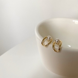 ゴールド | 上品さと華やかさを兼ね備えたパール付きデザインピアス ゴールド フェイクパール | maison de LATIR