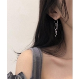 流れるような曲線が上品な女性らしさを演出するウェーブデザインロングピアス | maison de LATIR | 詳細画像2 