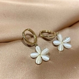 耳元に、そっと咲く上品で可憐なフラワーモチーフピアス 両耳用 アクセサリー | maison de LATIR | 詳細画像9 