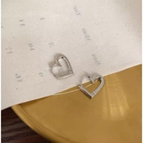 耳元にさりげない甘さを添える、ミニハートフープピアス アクセサリー 両耳セット | maison de LATIR | 詳細画像6 